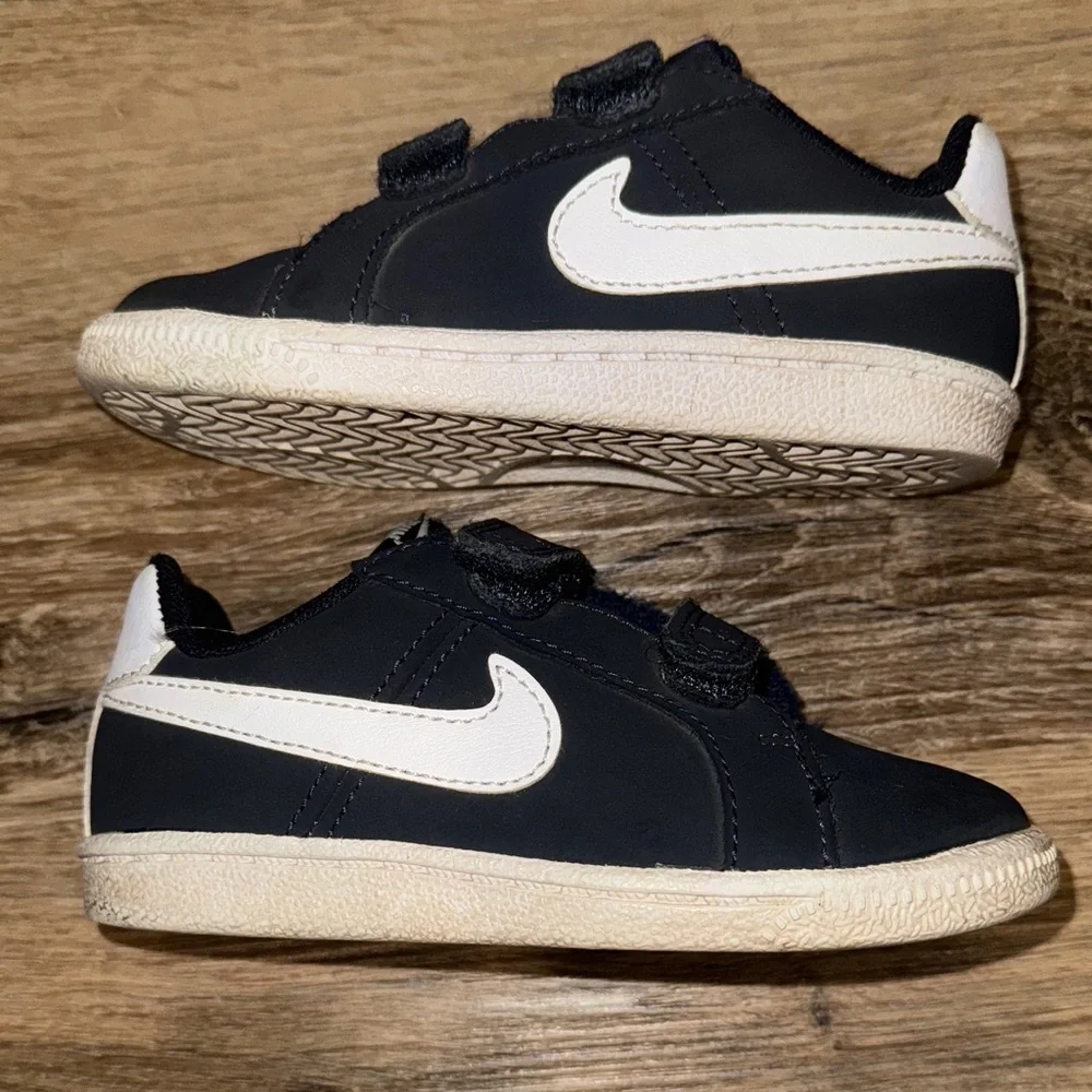 Nike Kids Black and White Velcro Sneakers Size 7.5 Toddler - Picture 2 of 6